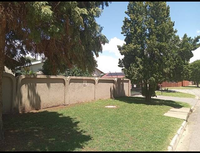 4 BEDROOM HOUSE FOR SALE IN HELIKONPARK